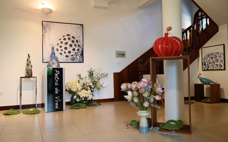 Sculptures-and-art-work-ready-to-receive-the-guests