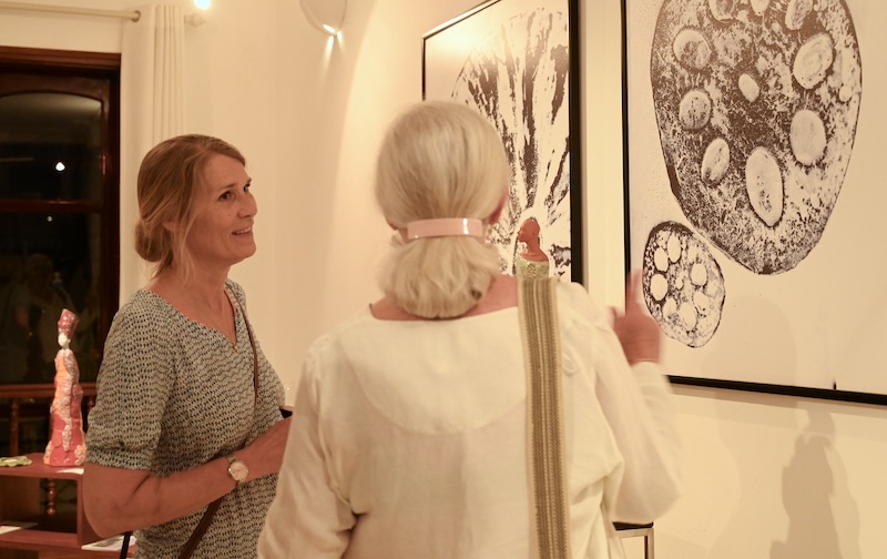 Discussing-about-the-artworks