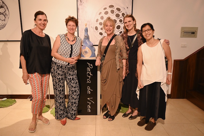 Guests-visiting-the-exhibition-next-to-the-artist