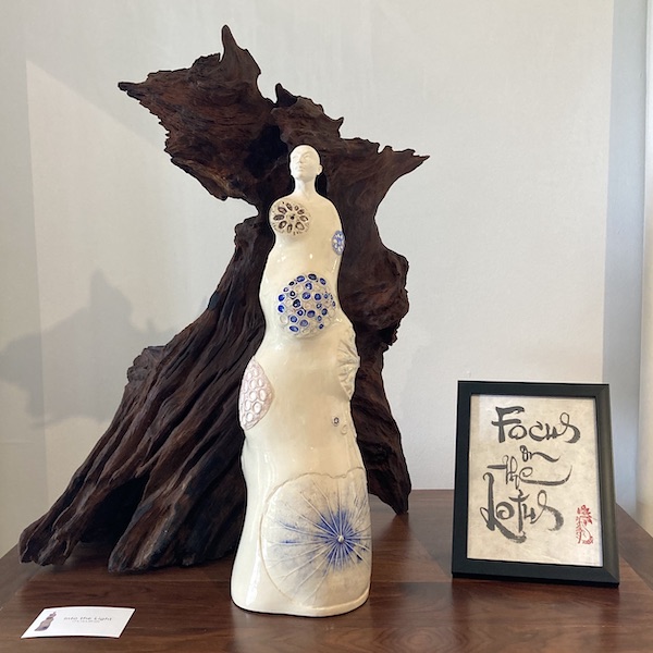 Sculpture-into-the-light-series-focus-on-the-lotus