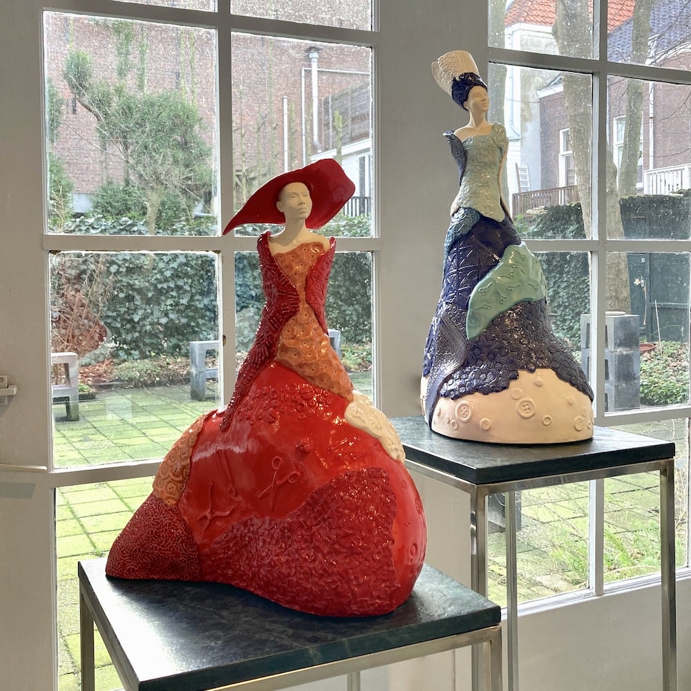 Twee beelden op de ledenexpositie van de Haagse Kunstkring
