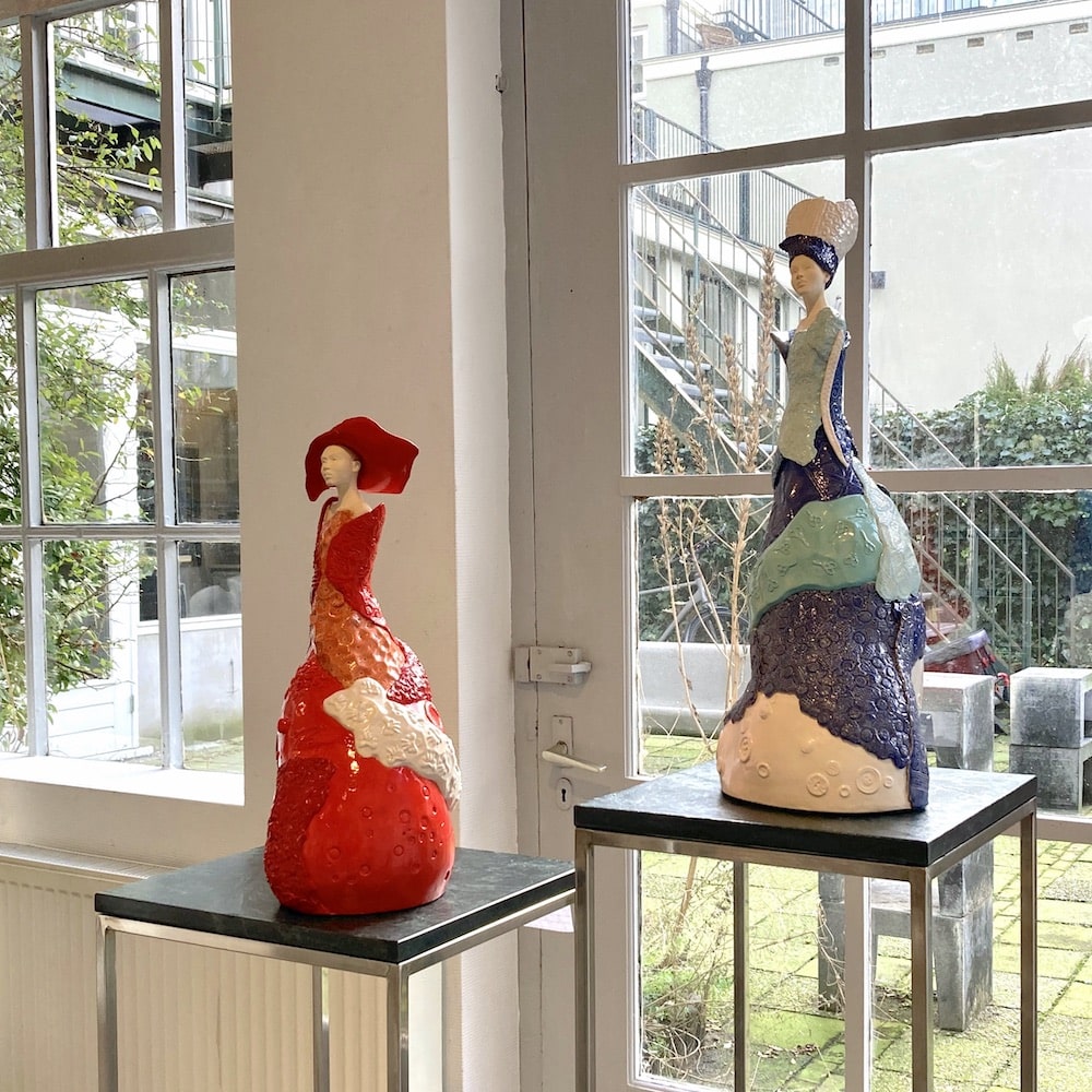 Twee beelden op de ledenexpositie van de Haagse Kunstkring
